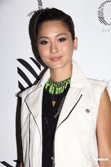 组图：何嘉莉预产期为9月 吴雨霏惹整容疑云