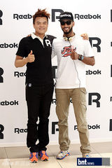 组图：韩星朴振英携SwizzBeatz出席代言品牌记者会