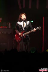 组图：伍佰新歌热唱 台上“宽衣”羞露事业线