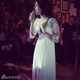 组图：打雷姐低胸白裙献唱 头戴百合似花仙子