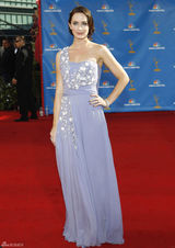 高清组图：艾美奖红毯 艾米丽-布朗特秀单肩裙