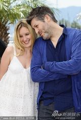 高清图：《被爱的人》发布 露德温与导演贴身暧昧