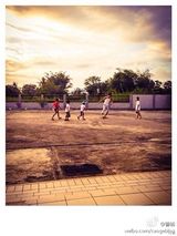 组图：曹格一家四口海边度假 父子卖萌娇妻美艳