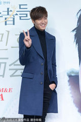 组图：李敏镐帅气风衣亮相 台上嘟嘴吐舌卖萌