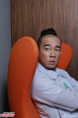 组图：陈小春录歌黎明监场 与卫兰惺惺相惜