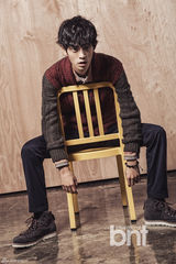 组图：韩歌手郑俊英时尚写真 展休闲绅士风