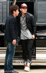 幻灯组图：韩国演员李准基入伍现场 剃短发摸头傻笑