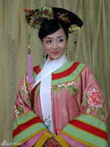 幻灯图：何彦霓《宫》中造型曝光 华丽贵气