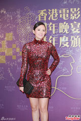 组图：章子怡火红包身裙挽手梁朝伟 宗师夺4奖