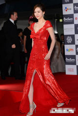 组图：高雅罗红裙似火惹人瞩目 长发轻挽尽显风情