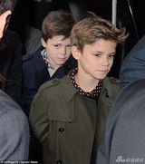 组图：小贝携四子女亮相时装周 为贝嫂秀场撑场