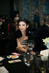 组图：黄奕斑马纹抹胸裙亮相晚宴 笑对不和风波