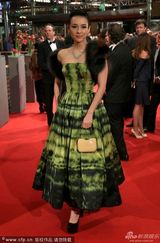 组图：章子怡荧光绿色长裙搭皮草优雅迷人