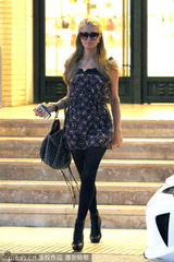 组图：希尔顿花纹裙装出镜 黑丝长腿性感诱惑