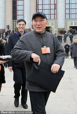 组图：成龙参加两会引尖叫骚乱不禁捂耳