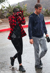 组图：安妮-海瑟薇与老公遛狗 遇大雨成落汤鸡