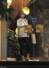 组图：蒋雯丽圆帽遮脸与友做按摩 频赴美容院