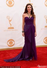 组图：Tea Andrews宝石项链抢镜艾美红毯