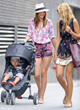 组图：米兰达-可儿携子出街 花花衬衫性感露bra