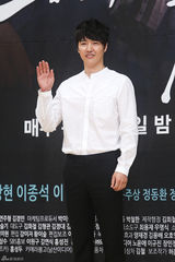 高清组图：李钟硕出席新剧发布会 剪刀手卖萌