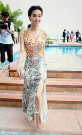 高清组图：黄圣依威尼斯泳池嬉游