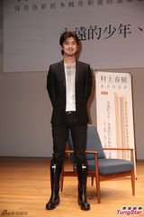 组图：陈柏霖黑色西装现身 脚穿雨靴造型混搭