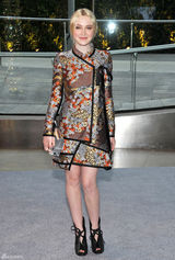 组图：达科特-范宁长袖礼服亮相复古