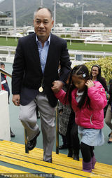 组图：李宁携家人参观港赛马场 与爱女亲密拥抱