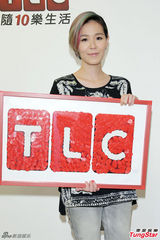 组图：张悬短发炫彩亮相 呼吁大家伸出援手