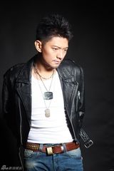 组图：彭博拍帅酷写真 机车小皮衣显型男气质