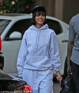 组图：蕾哈娜短发运动装现身 与父亲亲密拥抱