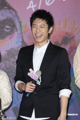 组图：韦礼安电影处女作上映 称票房破亿即裸泳