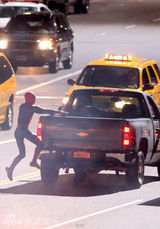 组图：新《蜘蛛侠》热拍 新戏服全身照曝光