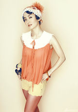 组图：李晟春日花朵写真俏皮 热裤丝袜秀美腿