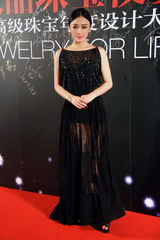 组图：秦岚亮相珠宝盛典压轴颁奖祝福杨幂