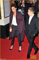 组图：贝克汉姆一家盛装亮相 辣妹摆酷三子型爆