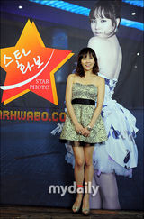 组图：韩星金智宇宣传新写真集 低胸性感娇媚无比