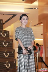 组图：刘嘉玲优雅亮相艺术展 否认手持8亿物业