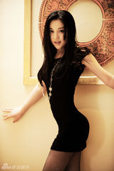 组图：张慧君蕾丝裙大秀好身材 主持拍片两不误