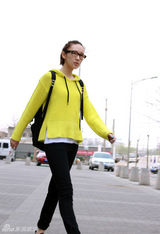 组图：童瑶春日街拍LOOK 荧光黄针织衫搭平底鞋