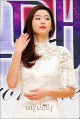 组图：全智贤首演电视剧 白蕾丝镂空裙高挑清瘦