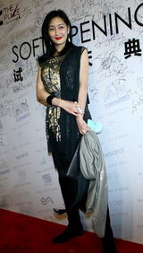 组图：京城某夜店开业 冯小刚孟广美亮相