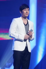 高清组图：新浪网络盛典 满江献唱《中华诵》