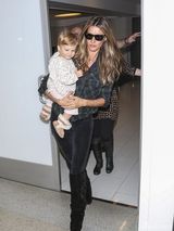 组图：邦辰抱女机场遭围堵 萝莉竖拇指比赞卖萌