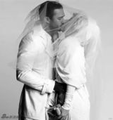 组图：Lady Gaga皮革网袜狂野 与男友甜蜜热吻