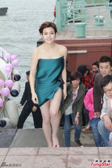 组图：陈妍希抹胸裙亮相 彭于晏惊喜助阵