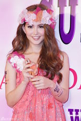 组图：周杰伦女友昆凌靓丽代言 为违规停车道歉