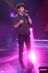 组图：光良张智霖录《劲歌金曲》 羽翘短裙娇俏