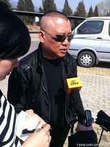 组图：郭德纲携德云社祭拜侯耀文 带头跪地痛哭