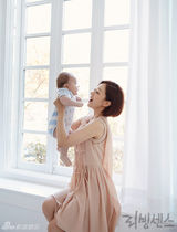 组图：《继承者》尹孙河抱婴儿拍写真变慈母